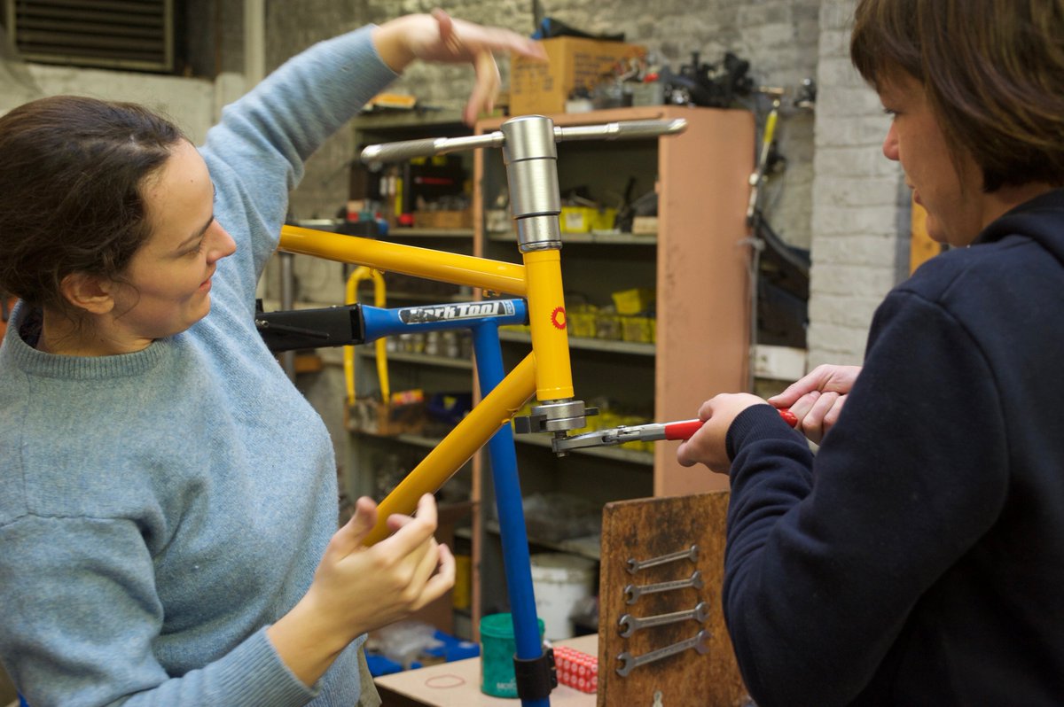 Une formation à la mécanique #vélo au #féminin <a href="/SPFMobilite/">SPF Mobilité</a>  <a href="/Ellesfontduvelo/">ELLES FONT DU VÉLO</a>  bit.ly/2wOdu7Z bit.ly/2gRWutD