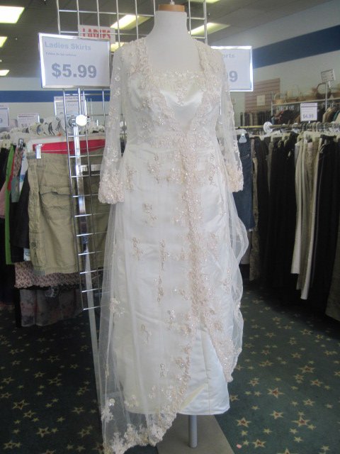 GoodwillPV's tweet image. Wedding bells in your future?! 

Come try on this size 16 at our Palmer Goodwill located at 1581 North Main St.