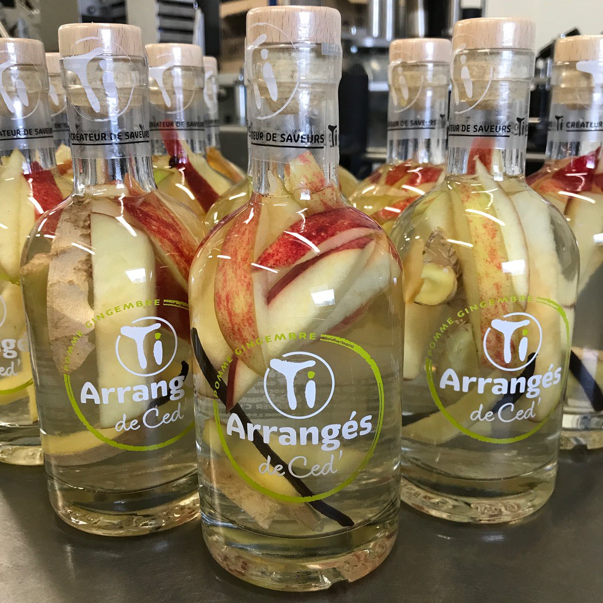 Du verger aux Ti bouteilles, 1 seule étape, la découpe et fabrication à la main #FruitDeSaison #RhumArrange #Pomme #Gingembre #MaitreArtisan