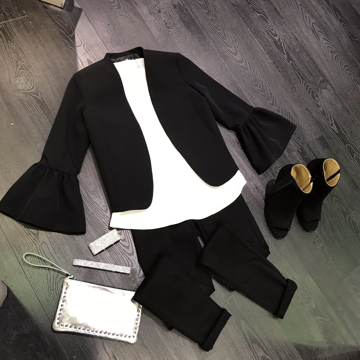 Work > Weekend 

Just add some jeans, heels and accessories then you're ready for after work drinks