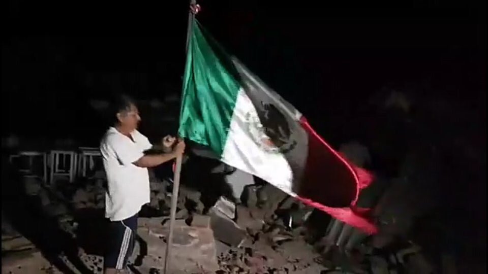 CrissZar's tweet photo. Se podrá derrumbar México pero jamás el Amor por nuestro País #PrayForMexico ❤ https://t.co/iP0ImIxHnS