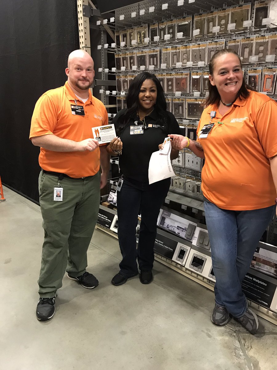 MET SUP Maria handing out Got Your Back awards to MEAs Melissa and Fernando! #gotyourback