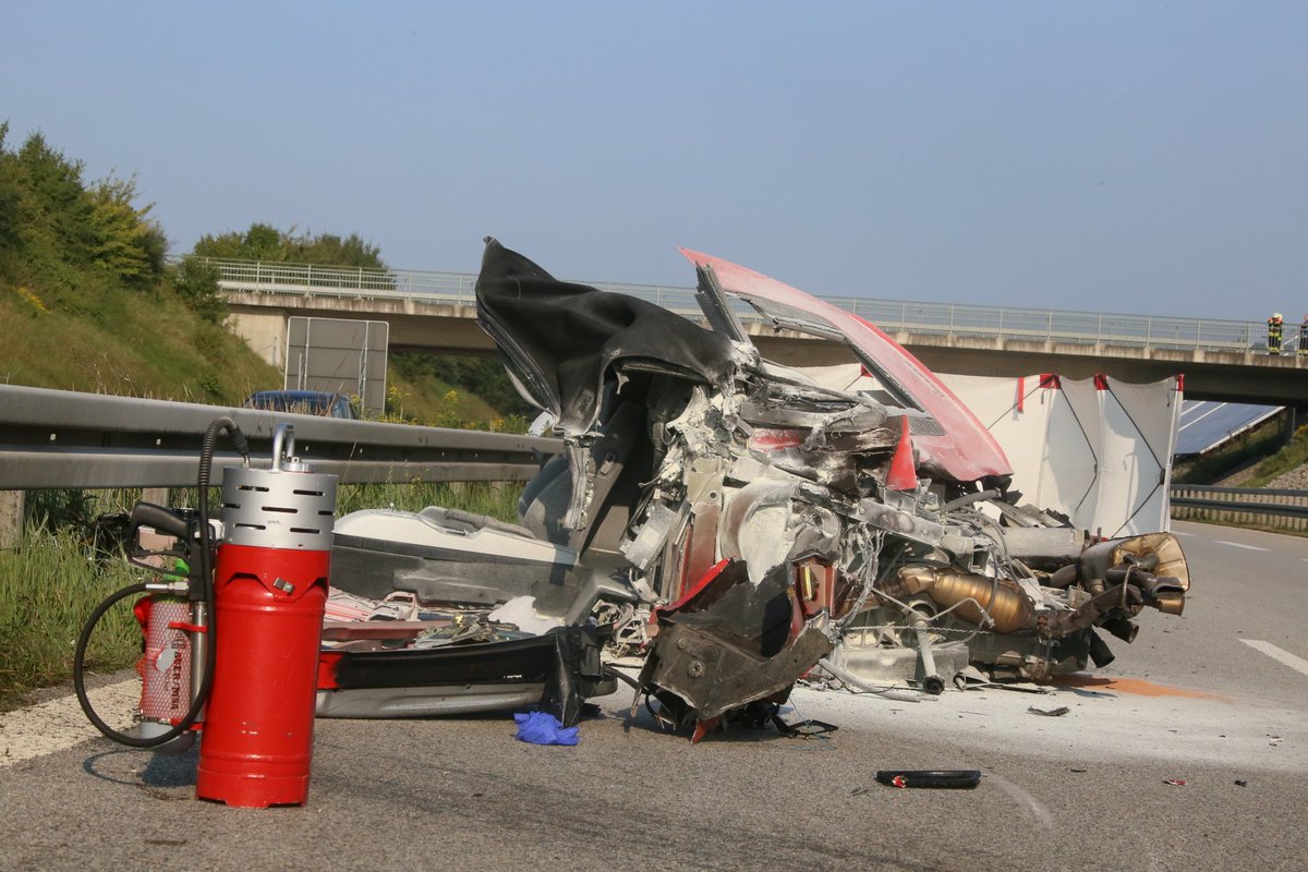 Horror-Crash auf der #A94: #Ferrari in zwei Hälften zerteilt - Fahrer tot! azmuc.de/a/2wN4Ecq