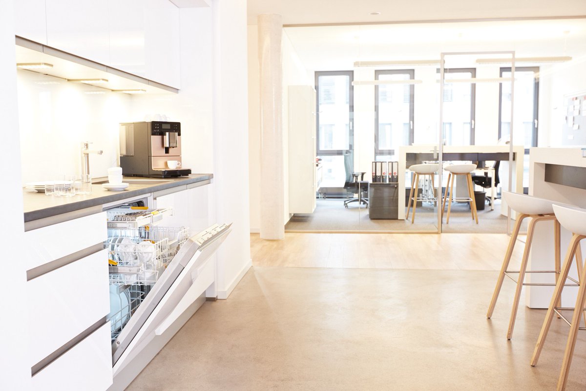 Miele_Press's tweet photo. Dishwashing like Pros: #Miele #ProfiLine equipment cleans crockery in 17 minutes for energy efficiency class A++ https://t.co/dUZbYltGWs https://t.co/XkposITkVa