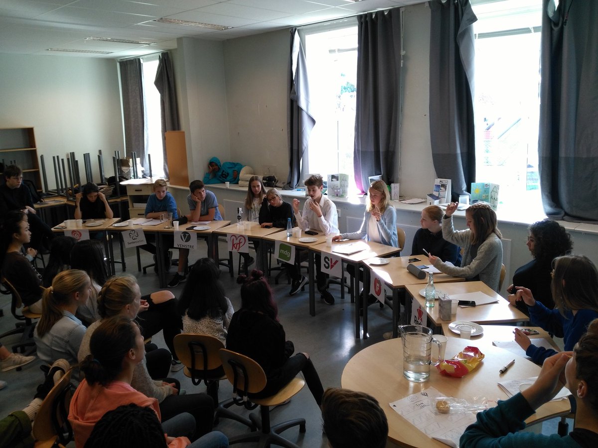 Debatten går hett for seg! Mange elever fortsatt ikke bestemt seg før skolevalget.Hvilket parti overbeviser best? #rotvalg #nrkvalg #tv2valg