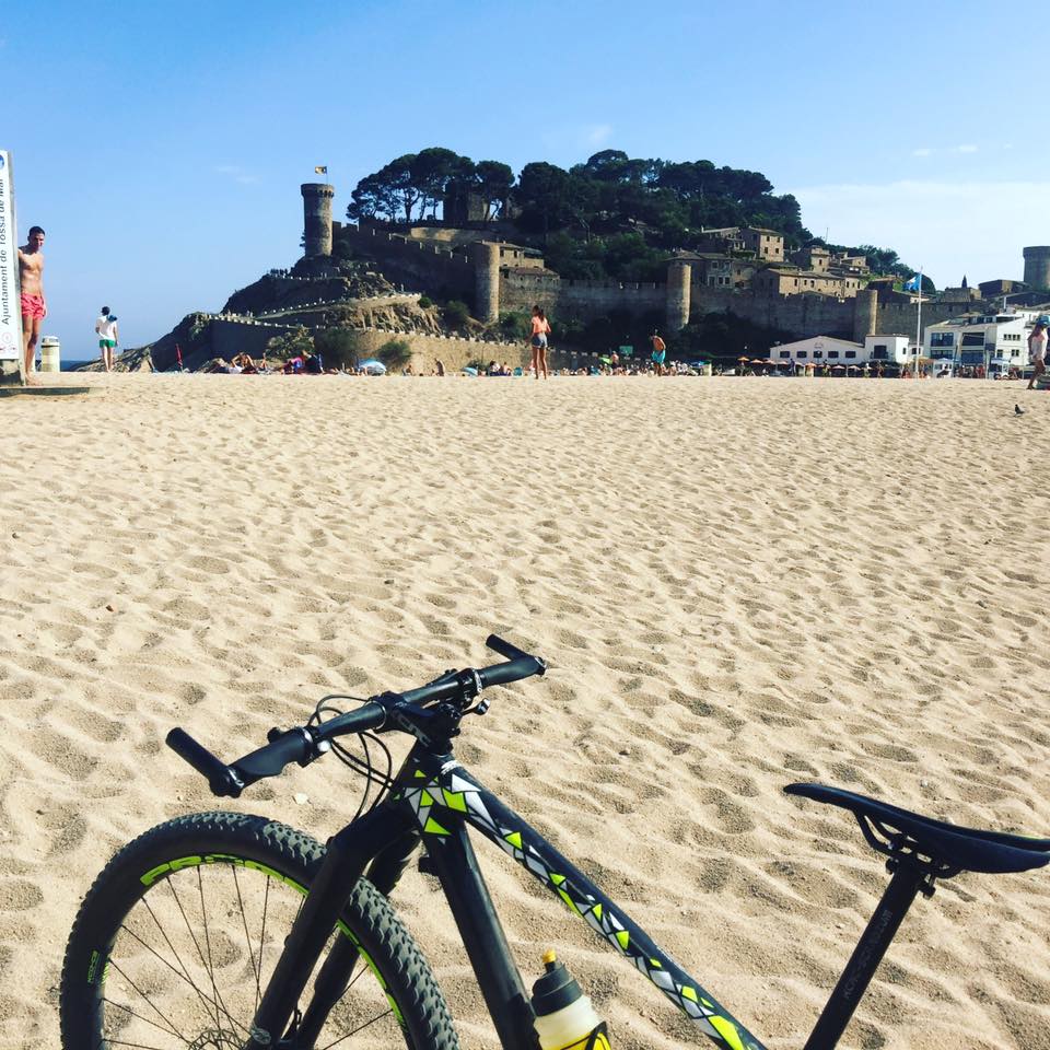 Últimas semanas de verano... pues a llevar la bici a la playa a que disfrute del sol! #Progresswheels #Progressteam #Progresscycles