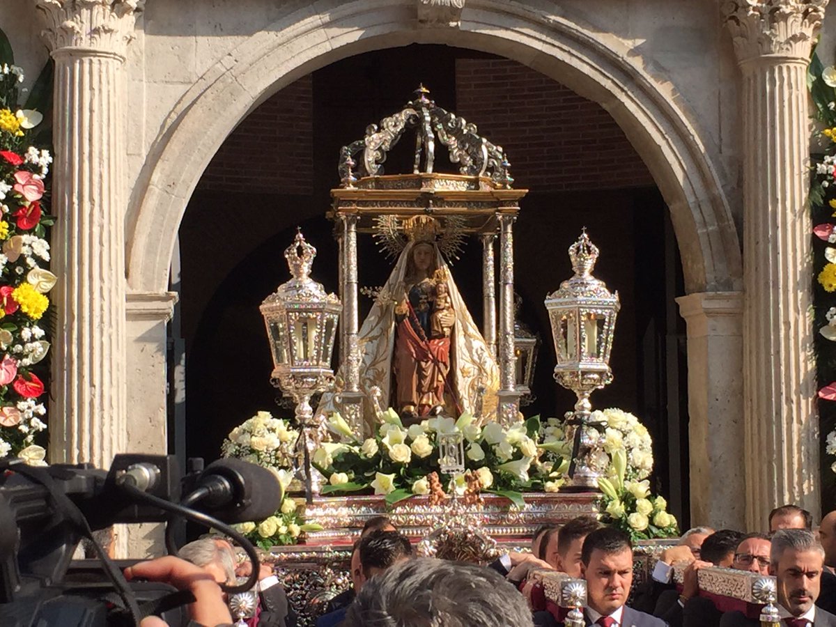 PPAytoVLL's tweet photo. Acompañando a la patrona de Valladolid  @magyto7 @maytemartinez76  @BorjaGC #Mercedes #MVictoria #Araceli #Alfredo https://t.co/oLugAIz9ce