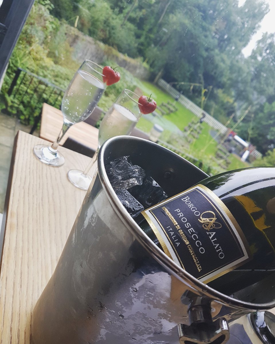 AngleseyArmsMB's tweet photo. 20% off #prosecco every Friday!🥂 Why not enjoy it with a view #proseccofriday #proseccofun #angleseyarms https://t.co/BaK3dtgEVA