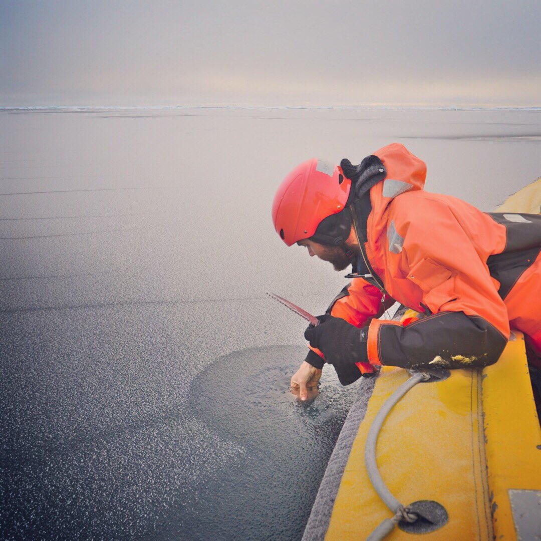 Sampling thin ice in the #Arctic Ocean. Details: instagram.com/p/BYxmXq5gQMg/ #framstraitnpi