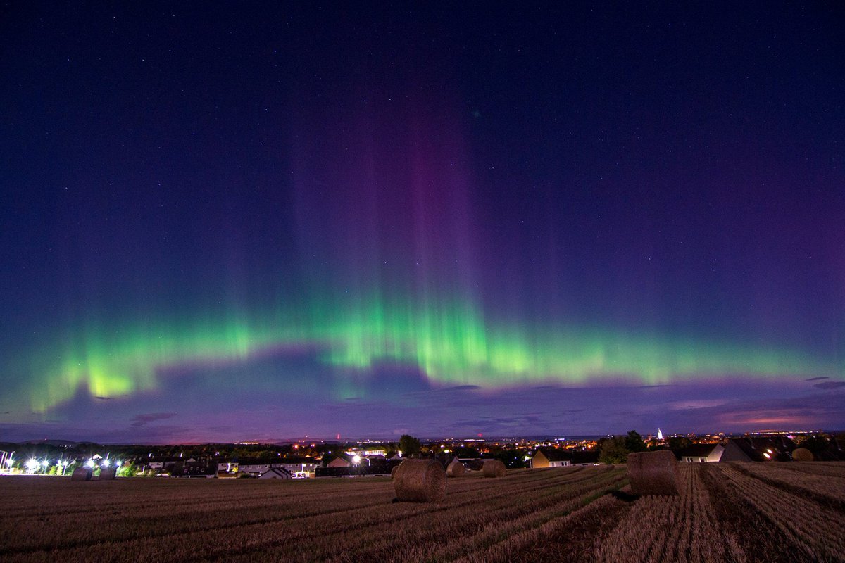 SMTG_StAndrews's tweet image. Our @MatsWallberg took this pic of the #aurora in St Andrews last night. While we were 2500 km far away at the #espm15 and #missedthat #luck