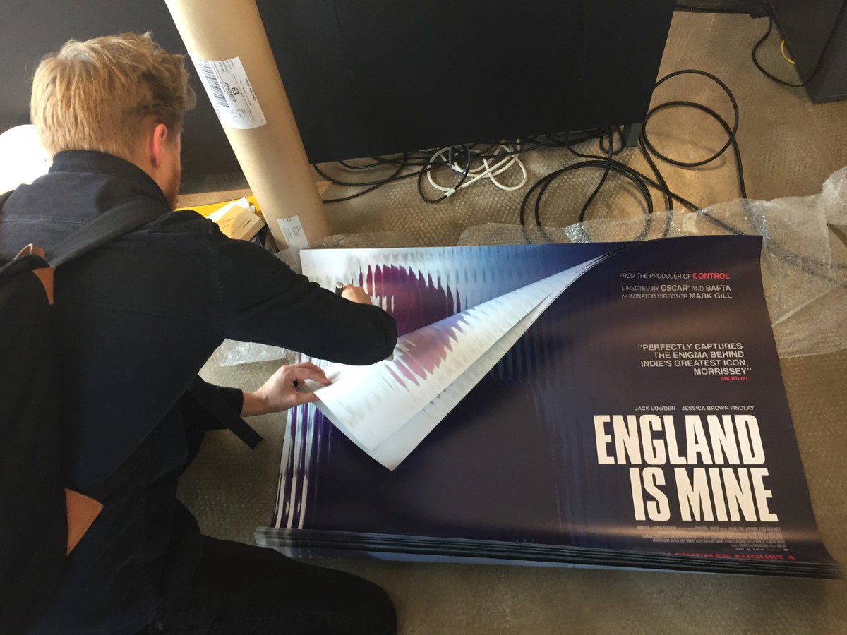 thechasefilms's tweet image. Jack signing some #EnglandIsMine posters.
We will be giving a few away. RT if you'd like one!
@JALowden #JackLowden #morrissey #MozFans