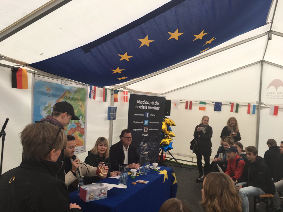 EuropaeiskUngDK's tweet photo. Hvor mange kanelsnegle kan du spise på 1. min? Netop nu i #EUimodvind på #ufm17 Kl 15:00 #EUfightnight af @EUDanmark 🙌🇪🇺kom frisk #eudk https://t.co/QmDQOWrWg9