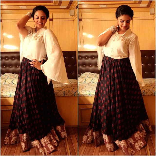 moviepugdotcom's tweet photo. Anchor @MukhiSree #Sreemukhi Latest Stills https://t.co/0SCpocrubL