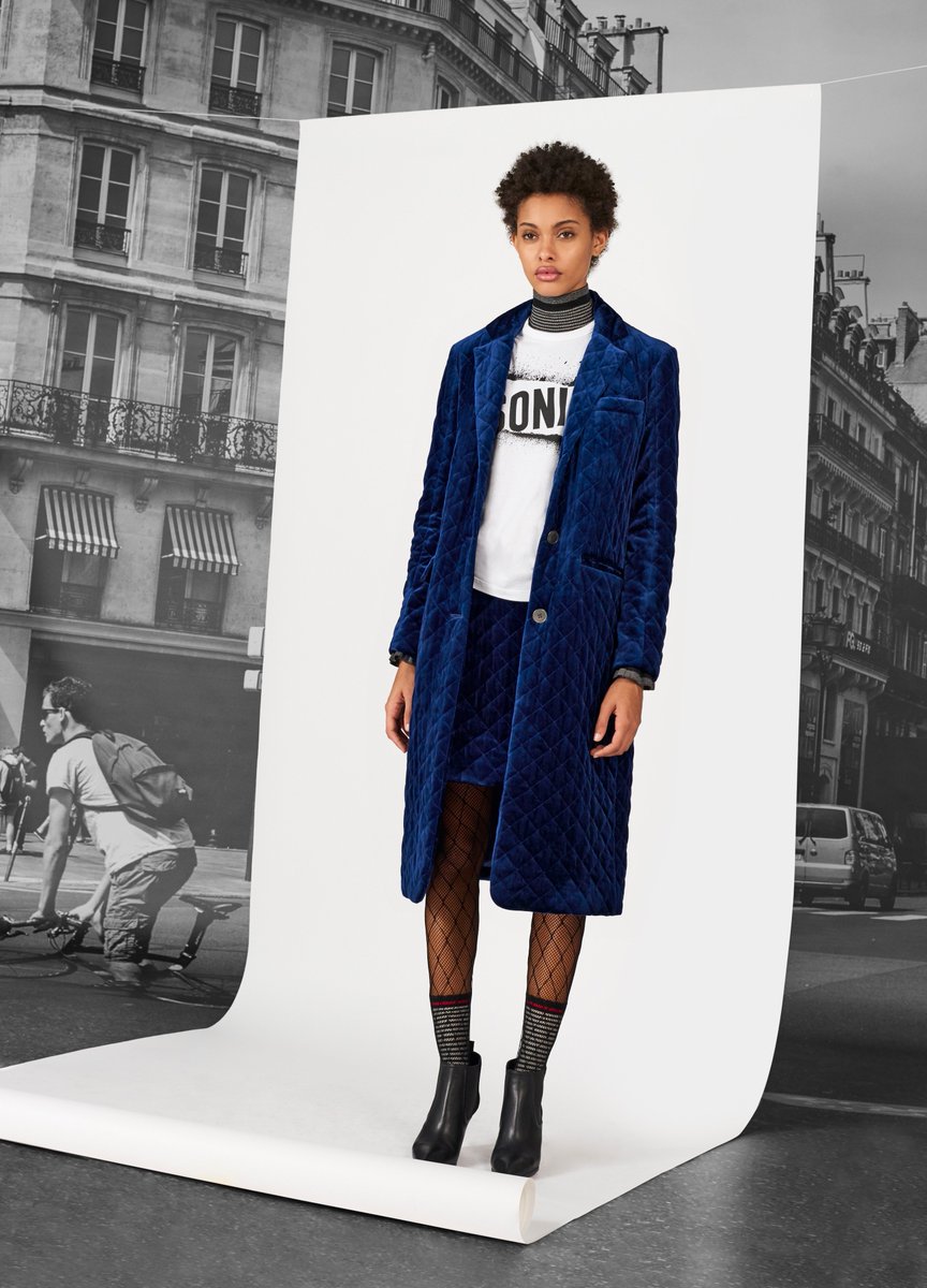 Coats, dresses and skirts in midnight blue offer the wearer an air of chic serenity. #Newcollection #Prefall17 #New #Velvet #Coat #FW17