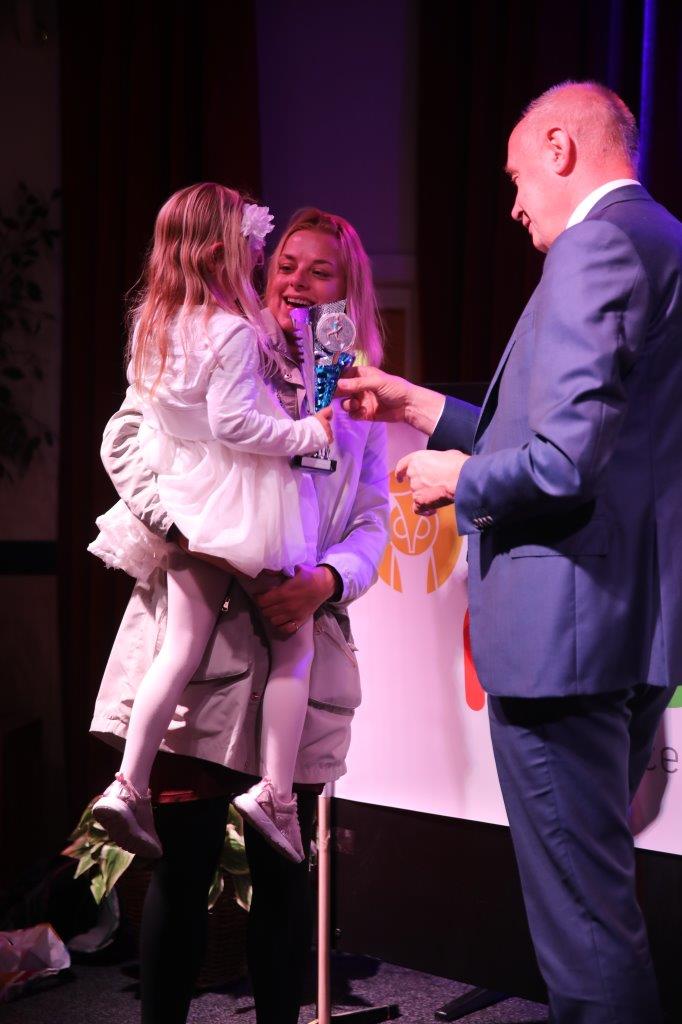 assenruns's tweet photo. Felicitaties aan @EmmaschoolAssen voor 3e plek in AssenRuns #Scholencompetitie. En aan Zoë Bultstra als beste hardloopster op de Emmaschool. https://t.co/xeDocne24V