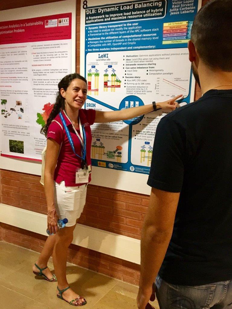 BSC_CNS's tweet image. Marta Garcia-Gasulla presentant aquest matí al #ACMwomencourage el póster que mostra la seva #recerca al @BSC_CNS bsc.es/ZU7