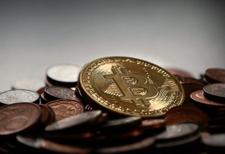 45 senesnės kartos „Bitcoin“ kalnakasiai yra nuostolingi po atlygio sumažinimo perpus