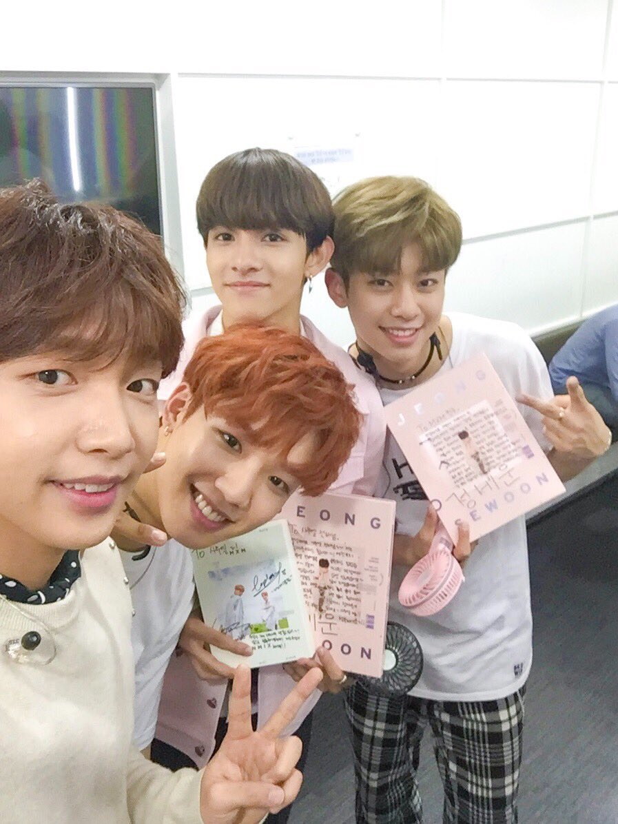 bravepunch_'s tweet photo. 170908 #뮤직뱅크 에서 #MXM 형들과 #정세운 형을 만났어요! 저 #사무엘 과 형아들 앞으로도 많이 사랑해주세요🙆‍♂️❤️
#Samuel #식스틴 #Sixteen #MUSICBANK https://t.co/cNOianyskm