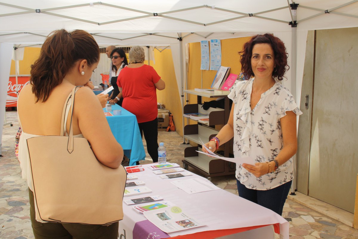 prensaUCHCEU's tweet photo. Estudiantes de 1º @uchceu conocen los diferentes servicios #ElcheUCH en la Feria Campus Life dentro del #WelcomeDaysCEU https://t.co/zzwy2CwnsR