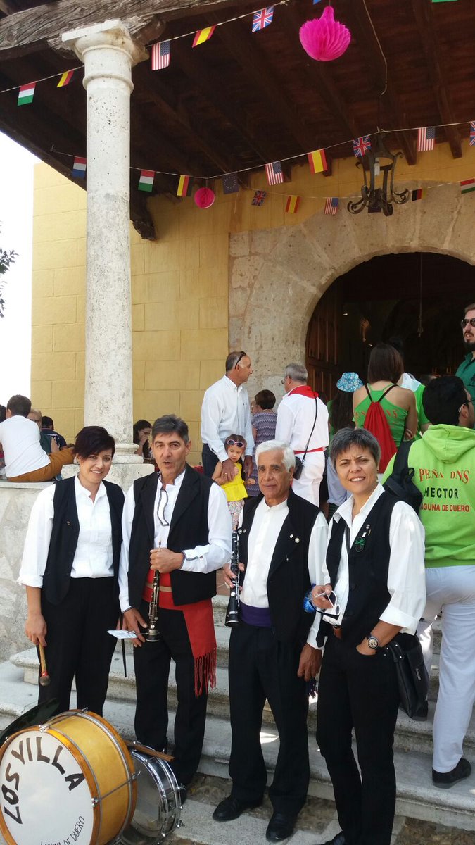 Nuestro Félix tocando hoy con el grupo Los Villas en Laguna de Duero! 
#FolkloreCastellano