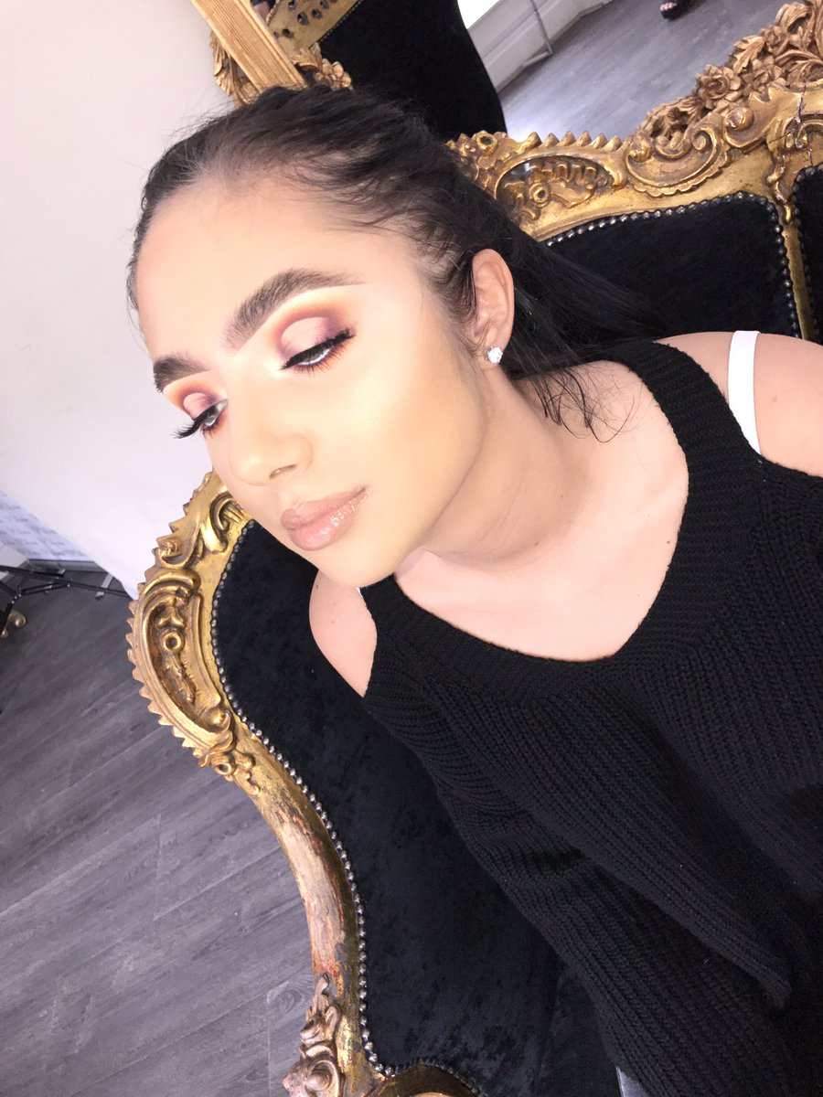 vogue_info's tweet photo. Get the hottest makeup look 🔥VOGUE sunset spotlight 🌅@MACcosmetics @ZoevaCosmetics @Illamasqua @plouiseacademy @MIBAwards #finalists2017 🌟 https://t.co/ULfqhrQHgH