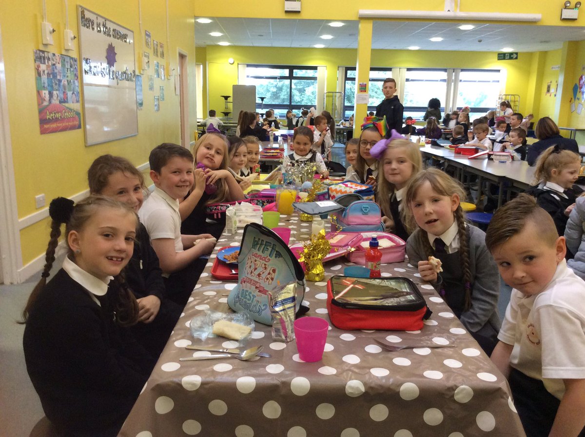 chapelhallPS's tweet image. Lots of smiling faces 😀 #Supertable