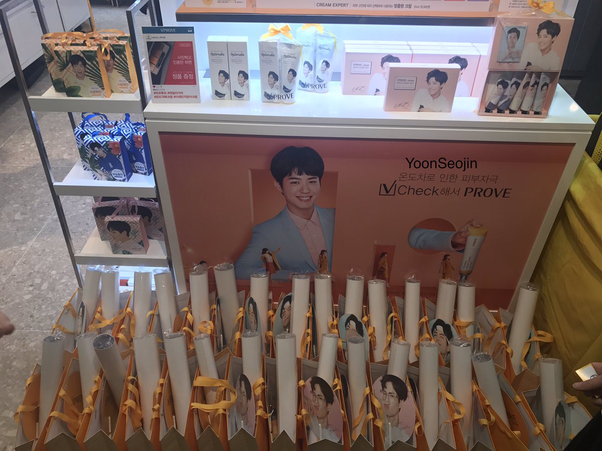 blind_jinny's tweet photo. #FREE_EVENT No.16💛 #비프루브 x #롯데백화점부산본점 7F🎉20170908 Grand Open🎉 #vprove #lottedepartmentstore #박보검 #parkbogum @BOGUMMY 백화점의 #박프룹 😍 https://t.co/T6rpCUSQtK