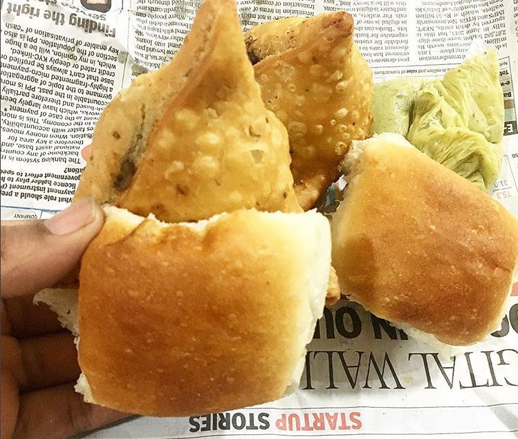 StreetsThatTalk's tweet photo. #Snackinggoals with garma garam #Samosa-pav .. Perfect in rains!
At: #Mumbai CST 📷: @shutuploudly
#streetsofmumbai https://t.co/R61OxXAiat