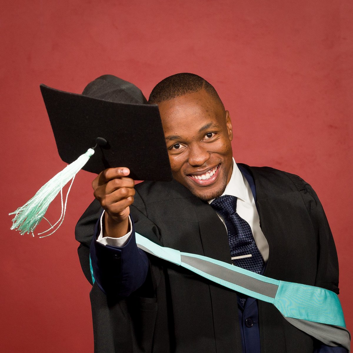 MapsMaponyane's tweet image. Studying &amp;amp; managing to graduate while being one of the best in the world!🇿🇦👌@AkaniSimbine Take a bow sir. A great example. Congratulations!🎓