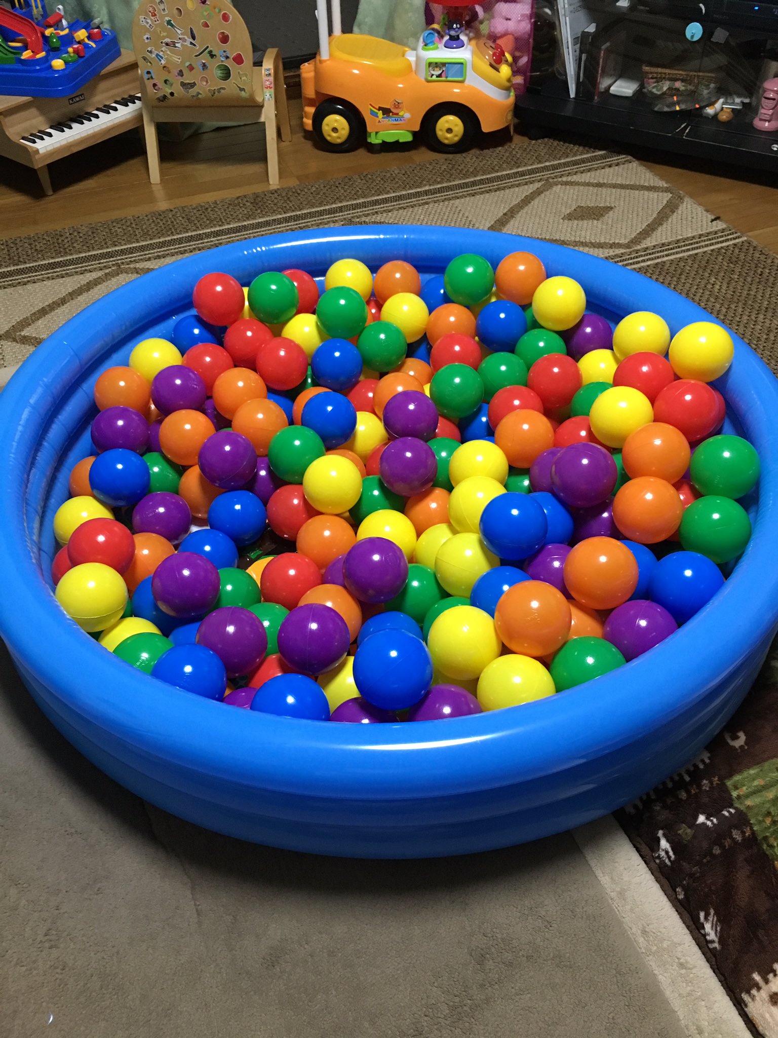 桃太郎 ビニールプールにコストコで買ったボールを入れてボールプールにした 一日中遊んでる 桃太郎 ビニールプールにコストコで買ったボールを入れてボールプールにした 一日中遊んでる