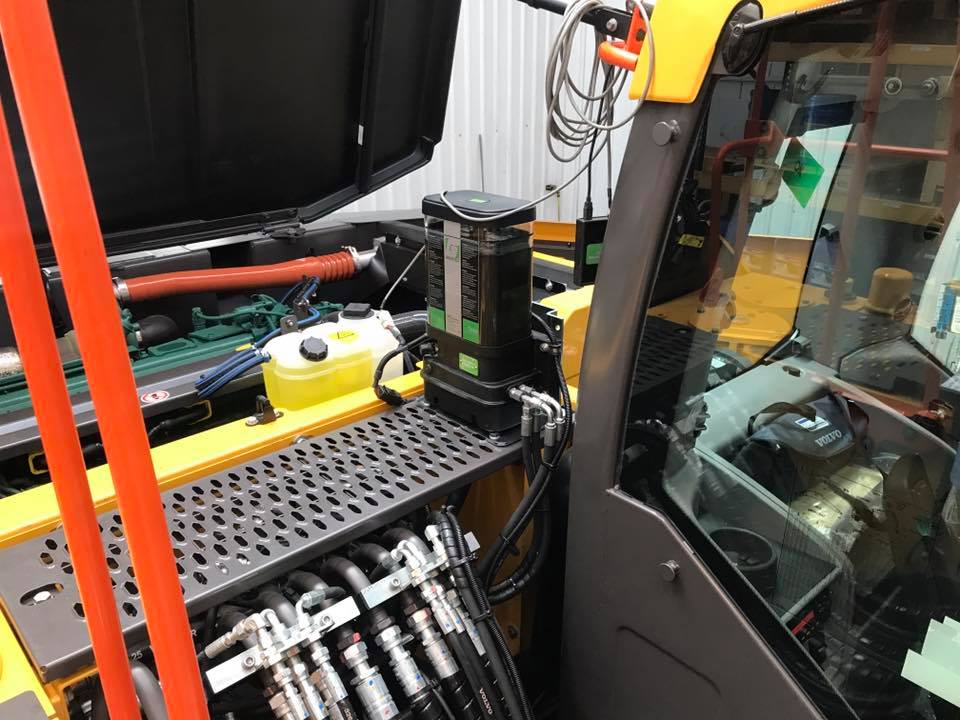 T_Bernesga's tweet photo. Installation of automatic greasing system Groeneveld Twin 3 to #Volvo EW160E. #Groeneveld #Twin #efficiencyatwork #bespoke https://t.co/hhImGe5Gql