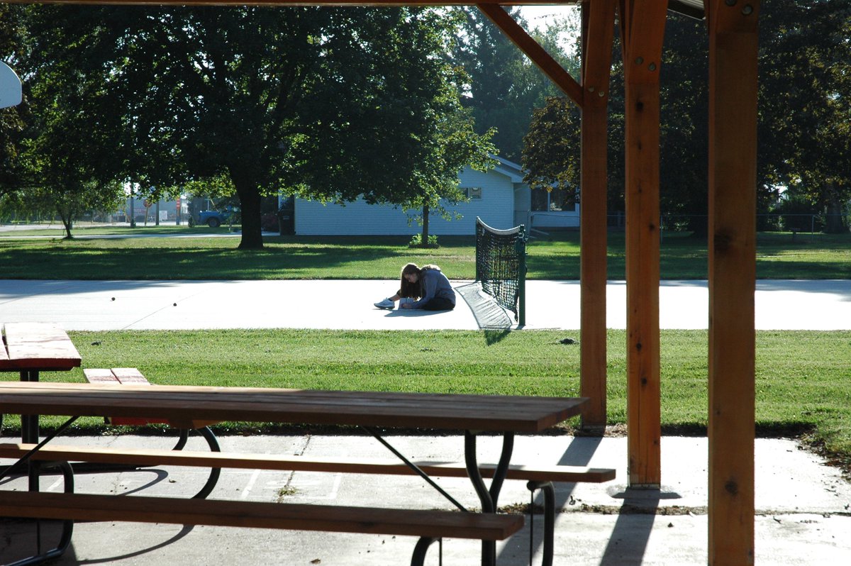 LisaKanode's tweet photo. #emwolves art student Natalie Staskal getting a good perspective for her drawing. #greatdaytobeoutside https://t.co/Ouat6uWNNM