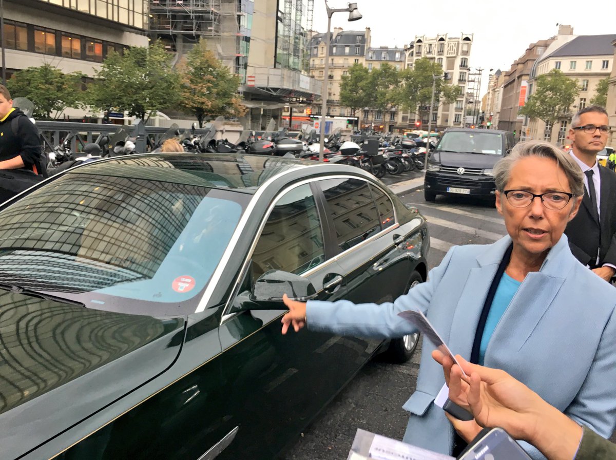 Elisabeth_Borne's tweet photo. Devant la Gare de Lyon pour participer à un contrôle de #VTC : vérification de l'application de la nouvelle signalétique "macaron rouge". https://t.co/oZa0XCADJ6