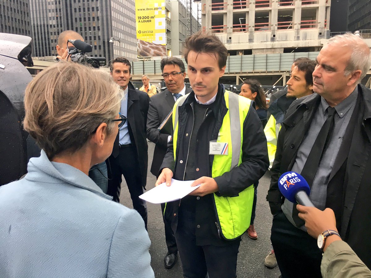 Elisabeth_Borne's tweet photo. Devant la Gare de Lyon pour participer à un contrôle de #VTC : vérification de l'application de la nouvelle signalétique "macaron rouge". https://t.co/oZa0XCADJ6