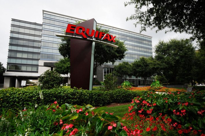 JuddLegum's tweet photo. After massive data breach, @Equifax is offering mostly worthless credit monitoring if u sign away your legal rights https://t.co/GnGGO8wFkx https://t.co/HlBg5Pjz9r