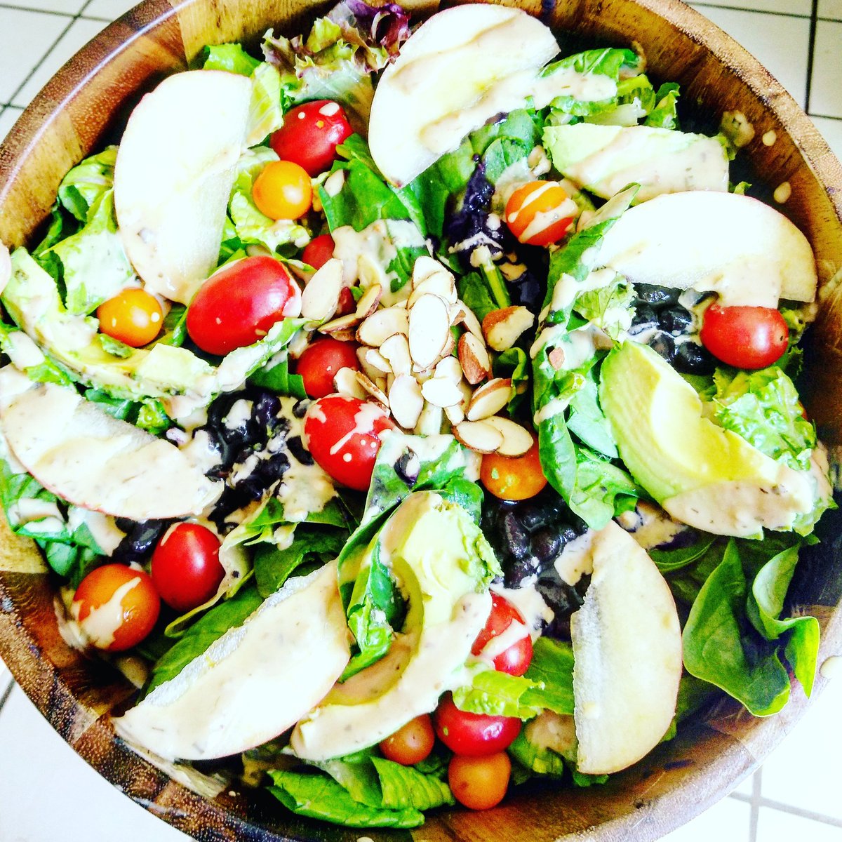 luvbeingvegan's tweet photo. Lunch! I love making big salads! #vegan #veglife #delicious #yummy #foodie #salad #healthy #healthybody #healthylifestyle #HealthyEating https://t.co/P1FcCqg6Zm