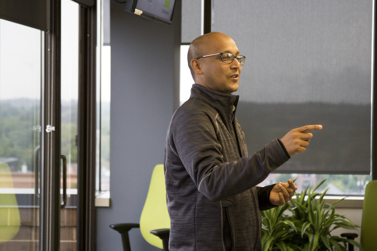 DesaiAccelerate's tweet image. Sam from TwoScoreTwo pitching at our founders dinner. Who is excited to see him present at Demo Day!? Not long now....