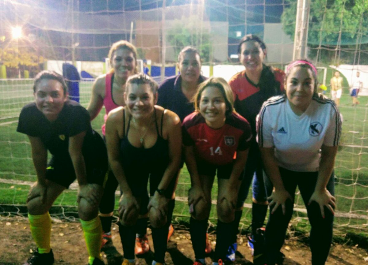 las_gloriosas's tweet photo. Hay que seguir preparándose😎 fuull para el sábado las chicas⚽😝🎉 https://t.co/e8UYJDI7LP