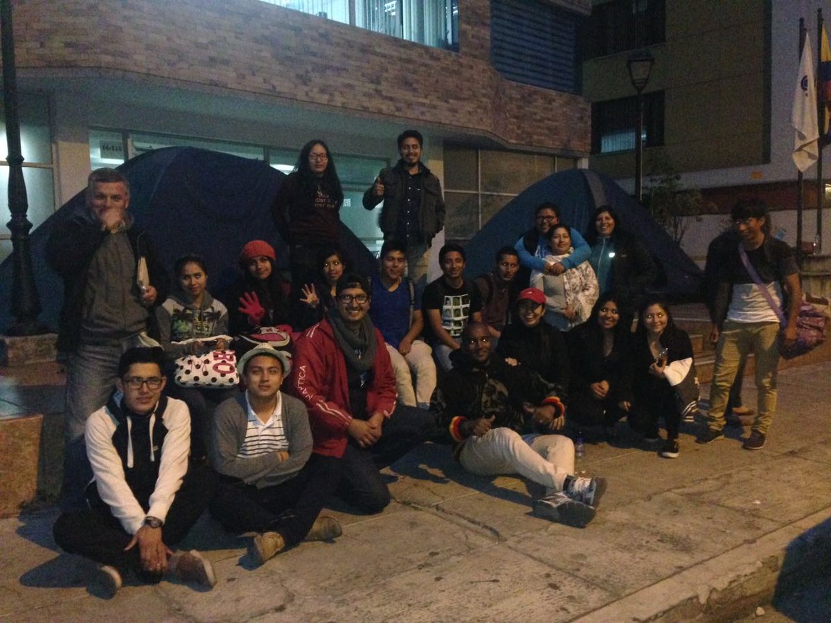 verdad_unl's tweet photo. 1 semana durmiendo en la calle para q @esantos1957 dé soluciones a la UNL.. Qué espera el @ces_ec ?? @lenin @AugustoBarreraG @XimePonceLeon https://t.co/tZrzcQKX0h