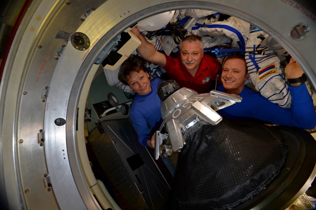 Космонавты в космосе видео для детей. Спасательная капсула МКС. Космонавт в капсуле. Спускаемый аппарат космического корабля. Спускаемый аппарат МКС.