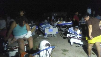 elpais_america's tweet photo. Tras el temblor, médicos atienden a los heridos a cielo abierto por falta de energía eléctrica, en Juchitán, Oaxaca https://t.co/6KS9yoswM1 https://t.co/PxN2Oe7yVf