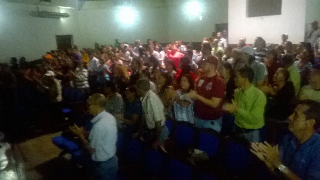 AlcdJimenez's tweet photo. Entre bailes y cantos inicio la celebración del Dia del Empleado publico. https://t.co/8SiGnVz14J