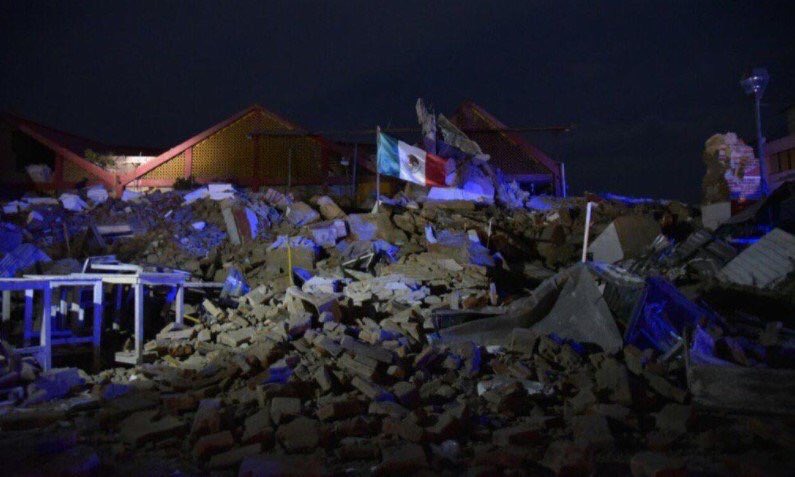 MartinoliCuri's tweet photo. Es ahora cuando surgen héroes sin nombre, esos que no vienen en los libros de historia.

Este señor me representa. #FuerzaMexico https://t.co/Na9PYZVro2