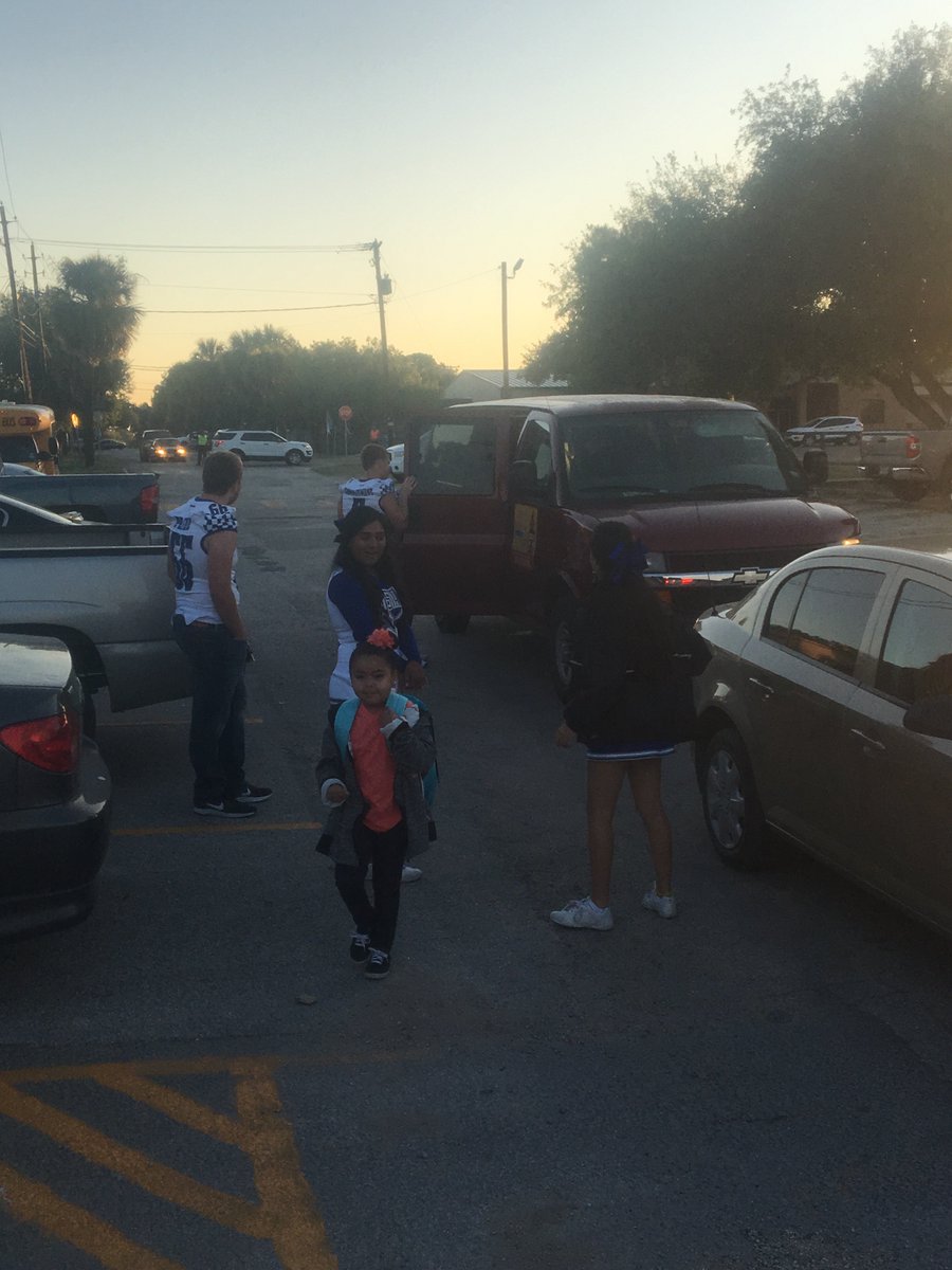 thowardttu's tweet photo. Thank you to members of the  football team and cheerleaders for assisting with drop off at the ECC.  @PKthru5mustangs @NataliaISD https://t.co/YVCwxO4KZd