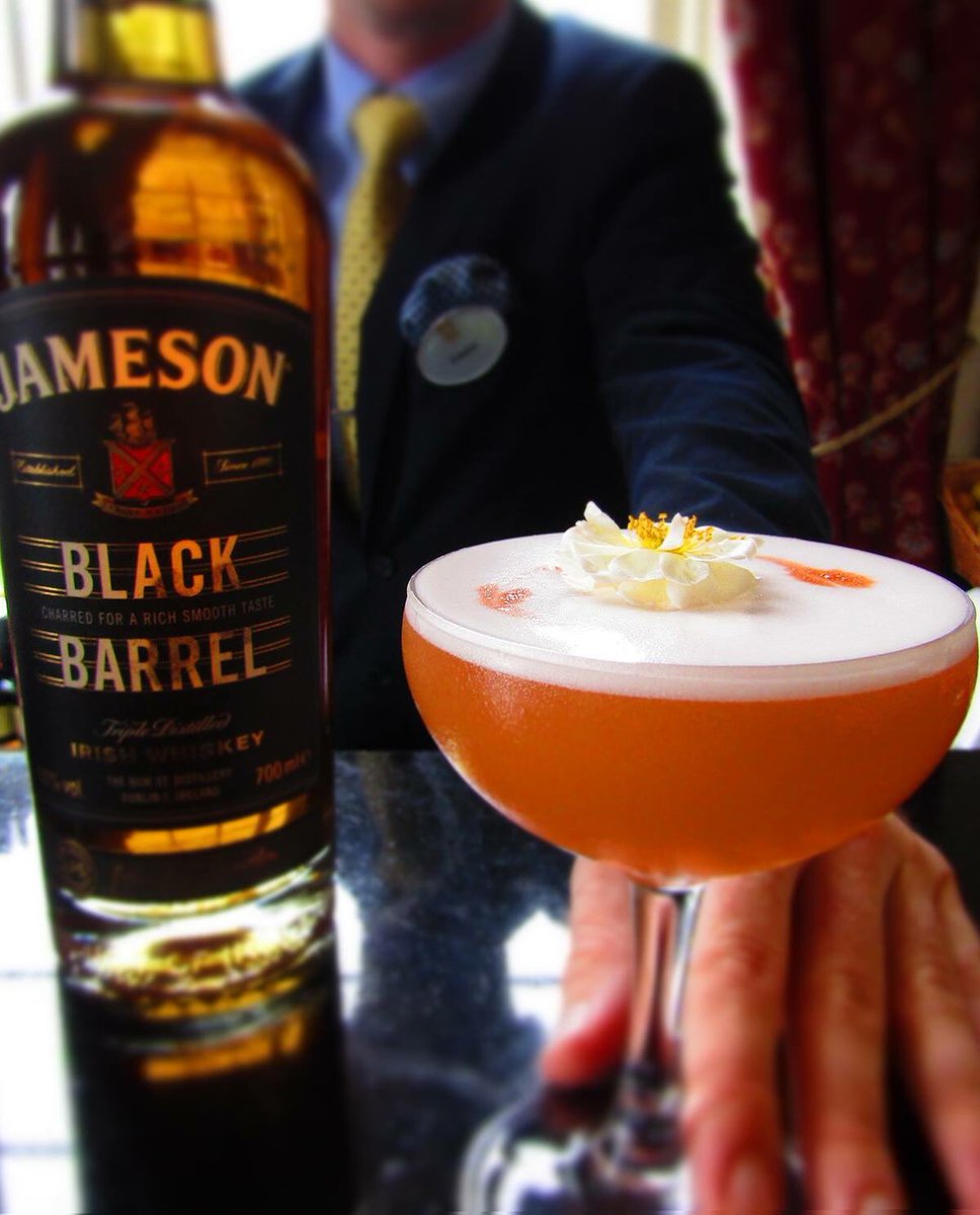 Oh how we just love Fridays... It's nearly cocktail time again... 😜 #FridayFeeling #HappyFriday #LoveCork #GingerSour 🍹😍😍