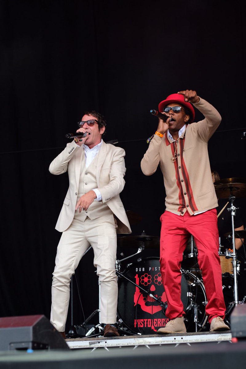 vivamagazines's tweet photo. @dubpistols #nowthecrowdstartsrocking #givingit https://t.co/vNF0PRWAhG