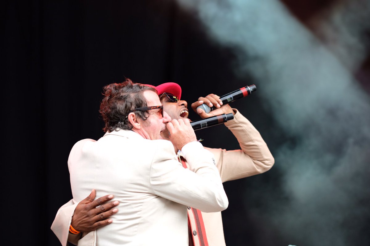 vivamagazines's tweet photo. @dubpistols #nowthecrowdstartsrocking #givingit https://t.co/vNF0PRWAhG