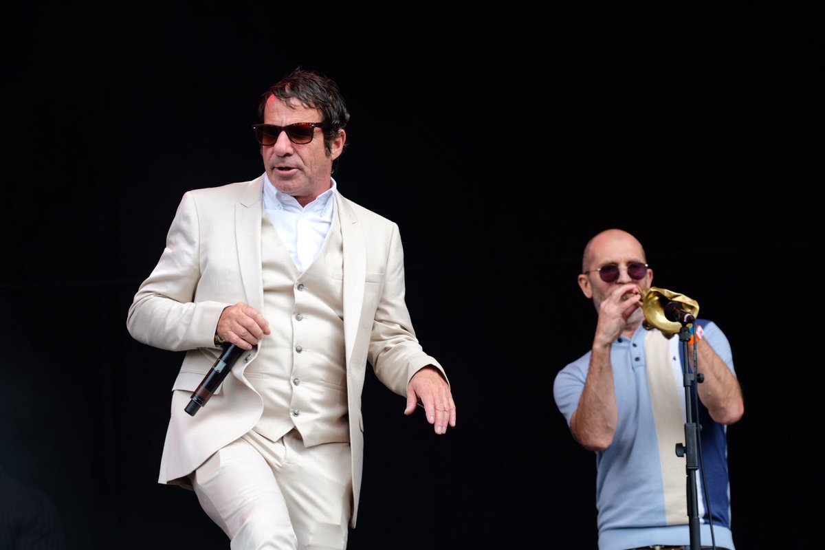 vivamagazines's tweet photo. @dubpistols #nowthecrowdstartsrocking #givingit https://t.co/vNF0PRWAhG