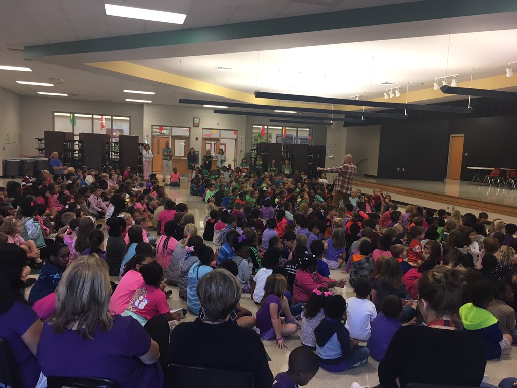 TwistedinTech's tweet photo. Introducing Houses today! #PBIS @ClassDojo #BlytheIsGood https://t.co/SEs7EXWGJL