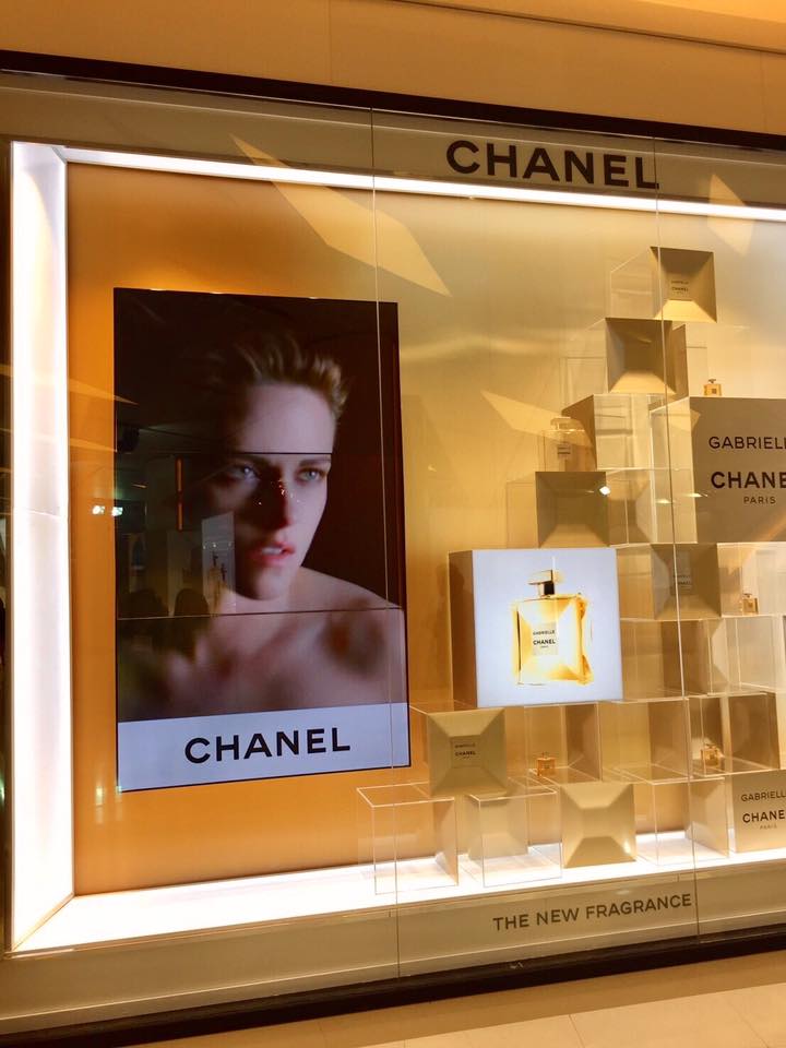 KSTEWART_THAI's tweet photo. 7 - 17 กันยายน สยามพารากอน !! 'Camellia'🌸#FloristryWorkshop at #GabrielleChanelFragrance launch event #KristenStewart #MuseOfChanel https://t.co/NkXrUXxVq0